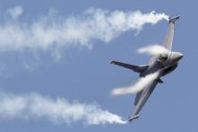 Un F-16 dans le ciel.