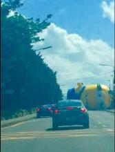 Un Minion géant est tombé sur une route irlandaise.