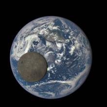 La face cachée de la Lune prise devant la Terre.