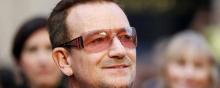 Bono U2 portrait lunettes roses souriant 