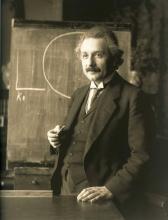 Albert Einstein lors d'une conférence à Vienne en 1921.