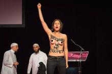 Une Femen au salon de la femme musulmane.