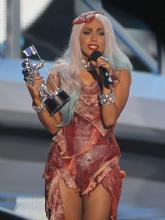 Lady Gaga robe en viande