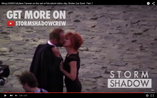 Mylen Farmer et Sting s'embrassent sur le tournage de leur clip.