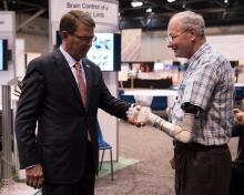 La Darpa, une agence scientifique américaine, a crée une prothèse de main qui permet de recréer la sensation du toucher.