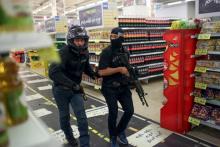 Des agents de sécurité dans un supermarché en Israël.
