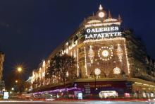 Les Galeries Lafayette à Paris la nuit.