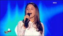 Emeline interprète "Chandelier" dans The Voice Kids. 