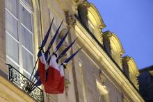 Les drapeaux Français et européens en berne à l'Elysée.