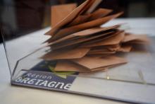 Des bulletins dans une urne en Bretagne, pour l'élection à la présidence de la région, à Rennes ce vendredi.