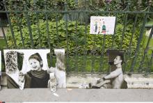 Des photos sur l’homosexualité dégradée à Paris en 2013.