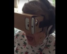 Grand-mère casque de réalité virtuelle. 