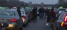 Des dizaines de taxis parisiens sont en grève lundi 15 décembre.