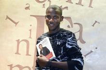 Lassana Bathily et son livre.