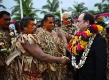 François Hollande Polynésie costume traditionnel 
