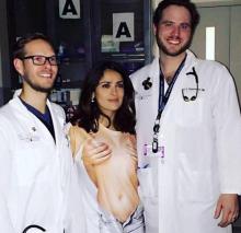 Salma Hayek tee-shirt topless hôpital 