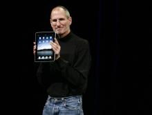 Steve Jobs présente l'iPad en janvier 2010.