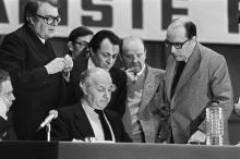 Pierre Mauroy, Claude Estier, Michel Rocard et François Mitterrand, PS Epinay 1971.