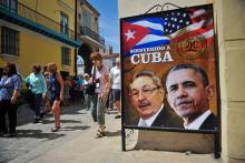 Une affiche montrant Barack Obama et Raul Castro à Cuba.