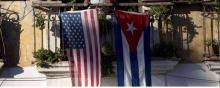 Les drapeaux cubain et américain.