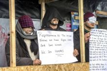 Des migrants se sont cousus la bouche pour protester contre le démantèlement de la jungle de Calais.