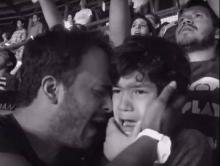 Un enfant et son papa à un concert de Coldplay.