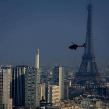 Un hélicoptère survole la ville de Paris 