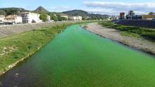 Rivière verte fluo agents environnement