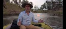 Jérémy Buckingham, député du parti écologique australien, enflamme la rivière Condamine dans l'État du Queensland en Australie.