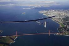Solar Impulse 2 au-dessus de la baie de San Francisco.