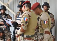 Des soldats français entraînent des combattants kurdes en Irak.