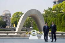Barack Obama et Shinzo Abe devant le mémorial pour la paix d'Hiroshima.
