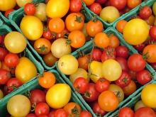 Des tomates sur un marché.