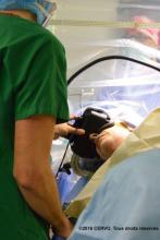 Un malade opéré à l'aide d'un casque de réalité virtuelle. 