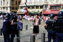 Un supporter Anglais face aux policiers à Marseille le 11 juin.