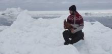 Guirec Soudée et sa poule Monique se sont lancés dans un tour du monde à la voile. Ils ont passé tout l'hiver au Groenland.