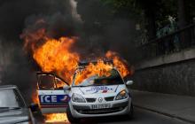 Une voiture de police incendiée.