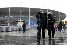 Des policiers au Stade de France.