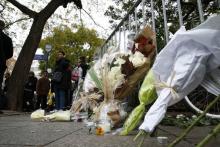  Des fleurs ont été déposées devant le Bataclan qui a payé le plus lourd tribut lors des attentats de vendredi 13 à Paris.