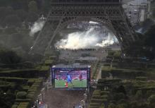 Des affrontements près de la fan-zone de la Tour Eiffel, durant la finale de l'Euro 2016 France-Portugal.