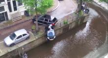 La voiture qui tombe dans le canal d'Amsterdam sur le tournage d'un film. 
