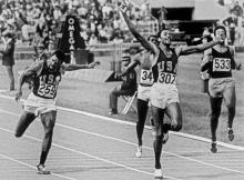 Le sprinteur américain Tommie Smith lève les bras en remportant le 200 m des Jeux olympiques de Mexico, le 16 octobre 1968