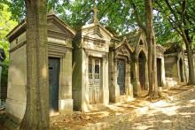 Le cimetière du Père Lachaise est sans doute le cimetière le plus connu au monde. De nombreuses personnalités y sont enterrées, des artistes français et des stars internationales.