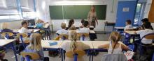 Une maîtresse donne cours dans une école primaire à Marseille, Bouches-du-Rhône.