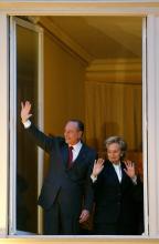 Le président Jacques Chirac et son épouse Bernadette saluent la foule, le 05 mai 2002 à son QG de campagne à Paris, à l'issue des résultats du second tour de l'élection présidentielle. 
