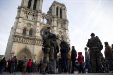 Des soldats sur le parvis de Notre-Dame de Paris.