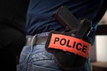Un policier avec une arme à sa ceinture.