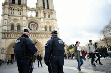 Des policiers sur le parvis de Notre-Dame de Paris.