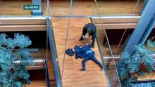 L'eurodéputé Steven Woolfe à terre après une bagarre.