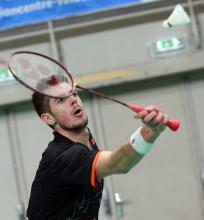 Jordan Corvée joueur de l'équipe de France de badminton en plein match.